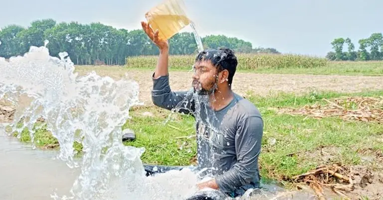 ভ্যাপসা গরম থেকে বাঁচতে ডিপ টিউবওয়েলে গোসল